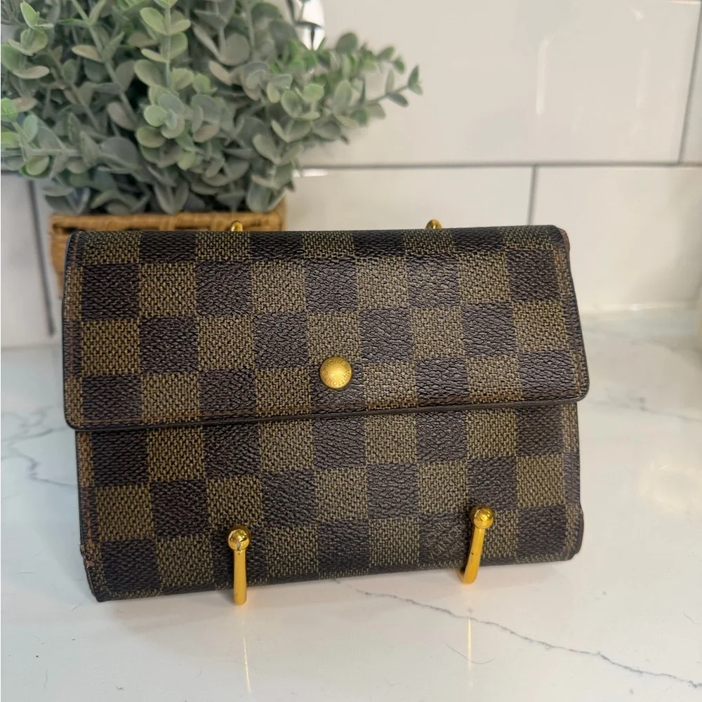 Authentic vintage Louis Vuitton Damier Ebene women’s wallet.